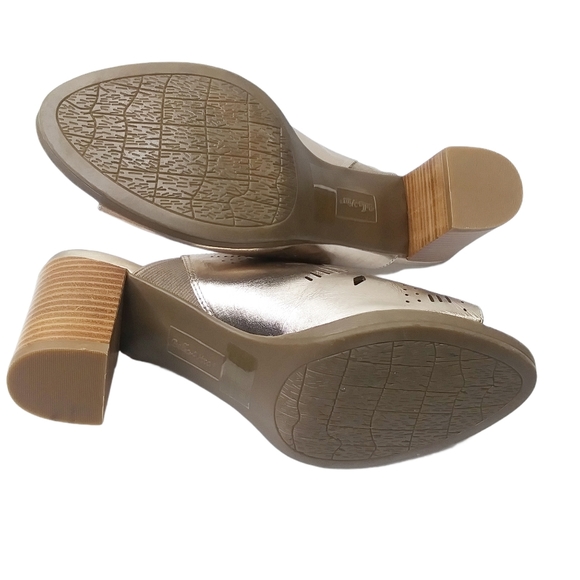 Bella Vita Lark Laser Perforated Slide Sandals - Picture 9 of 11